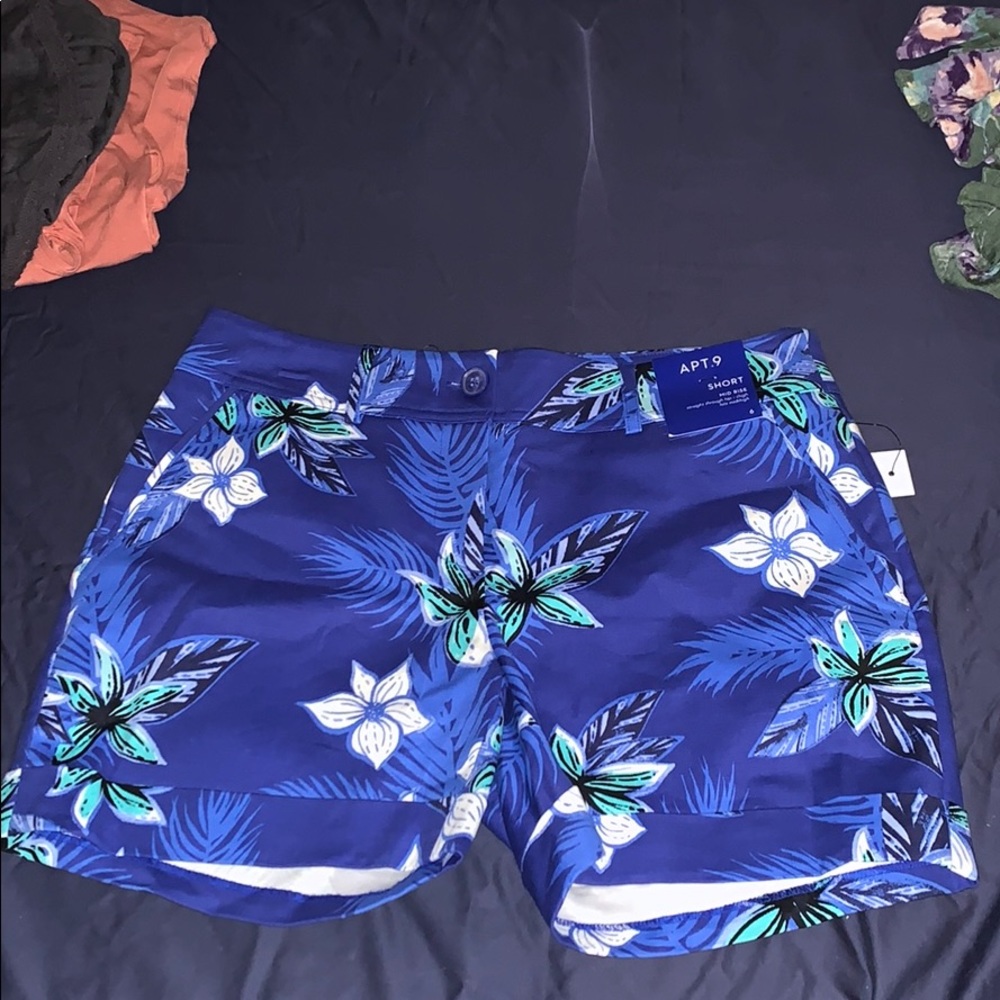 Women’s floral shorts size 6, inseam is 5 inches